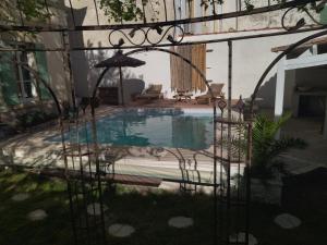 een zwembad in een tuin met een ijzeren hek bij Studio indépendant dans charmante bastide in Mallemort