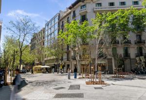 ulica w mieście z drzewami i budynkami w obiekcie Tendency Apartments 5 w Barcelonie