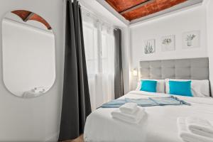 1 dormitorio con 1 cama con toallas en Tendency Apartments 5, en Barcelona