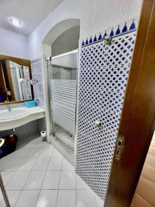 ein Bad mit einer Dusche und einem Waschbecken in der Unterkunft Domina coral Bay diving Spa casino sultan beach in Sharm El Sheikh