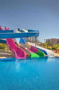Bazén v ubytování Large Super Lux apartment in Thalassa Beach Resort nebo v jeho okolí