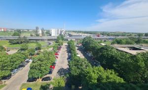 una vista aérea de un aparcamiento con coches en North&South Apartments en Zagreb