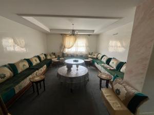 - un salon avec des canapés et une table dans l'établissement Annour Luxurious & Large apartment in Oujda Centre, à Oujda