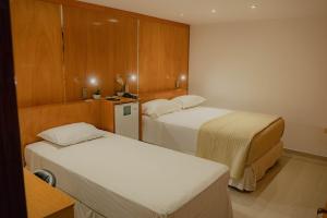 - une chambre avec 2 lits dans l'établissement Mako´s Hotel, à Encarnación