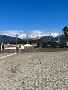 マリーナ・ディ・マッサにあるBLUの雪山を背景に砂浜
