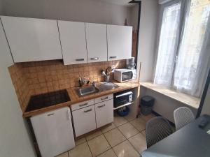 Kuchyňa alebo kuchynka v ubytovaní Latre frères Location