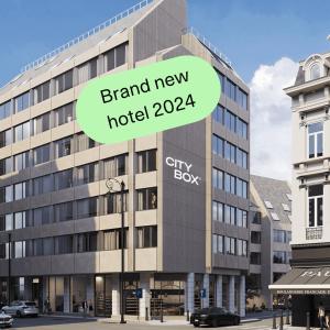 een gebouw met een bord dat een gloednieuw hotel leest bij Citybox Brussels in Brussel