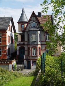 een oud huis met een torentje op een heuvel bij 2 Zimmer Wohnung, Küche, Bad, Balkon, Tiefgarage, Netflix in Alzey