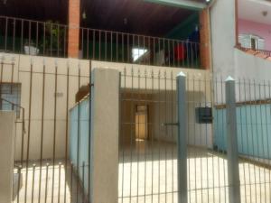 uma cerca em frente a um edifício com uma porta em Suite para seu descanço em Indaiatuba