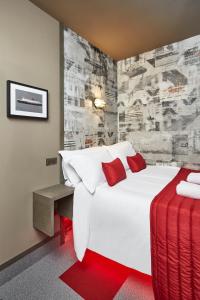 - une chambre avec un grand lit blanc et des oreillers rouges dans l'établissement The Pier Rooms, à Oban