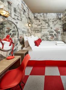 Schlafzimmer mit einem Bett, einem Spiegel und einem roten Stuhl in der Unterkunft The Pier Rooms in Oban