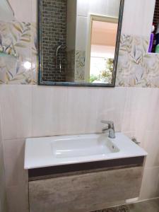 y baño con lavabo y espejo. en Dressage B&B, en Ciudad del Cabo
