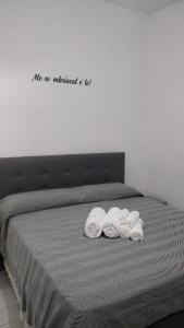 łóżko z trzema ręcznikami na górze w obiekcie Capodichino Hause w mieście Napoli