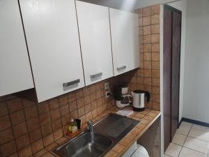 Kuchyňa alebo kuchynka v ubytovaní Latre frères Location