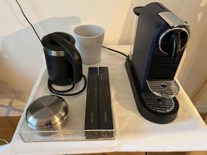 Příslušenství pro přípravu čaje a kávy v ubytování BLU