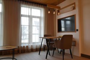 una sala da pranzo con tavolo e una grande finestra di Andenes Suitehotel ad Andenes