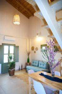 sala de estar con sofá azul y mesa en La Familia Luxury Private Maisonettes near sea, en Gythio