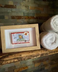 a picture of a teddy bear in a wooden picture frame at Holzhaus Onkel Fritz mit Sauna und Whirlwanne in Esch +88 photos