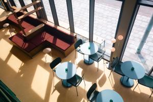 uma vista superior de um quarto com mesas e cadeiras em Poppies em Amesterdão