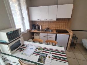 Kuchyňa alebo kuchynka v ubytovaní Latre frères Location