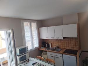 Kuchyňa alebo kuchynka v ubytovaní Latre frères Location
