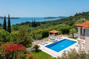 widok z powietrza na willę z basenem w obiekcie La Villa Dubrovnik w mieście Trsteno