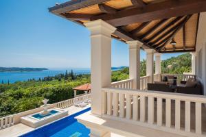 una imagen de una casa con piscina en La Villa Dubrovnik, en Trsteno