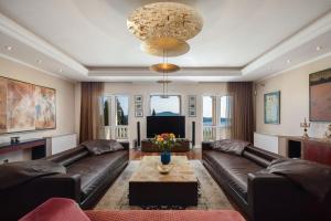 特斯特諾的住宿－La Villa Dubrovnik，客厅配有真皮沙发和桌子