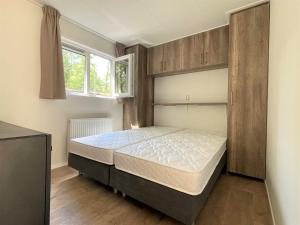 a bedroom with a bed in a room at Vakantiepark Hertenhorst in Beekbergen