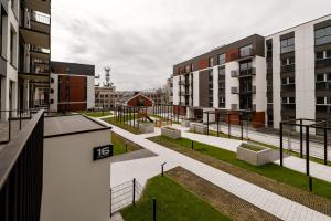 Arisch uitzicht op een appartementencomplex met gebouwen bij Stary Browar Apartamenty in Bielsko-Biala