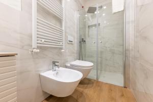 ミラノにあるSant'Andrea Charme Apartmentsのバスルーム(トイレ、洗面台、シャワー付)