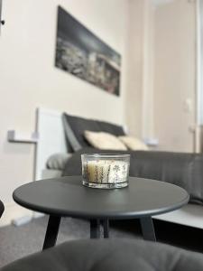 eine Kerze auf einem Tisch im Wohnzimmer in der Unterkunft Nuit d'amour in Ermont