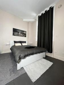 ein Schlafzimmer mit einem großen Bett und einem Fenster in der Unterkunft Nuit d'amour in Ermont
