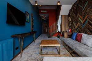 een woonkamer met een bank en een salontafel bij Mtserlebi Resort in K'vishkhet'i