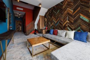 uma sala de estar com um sofá e uma parede de madeira em Mtserlebi Resort em K'vishkhet'i