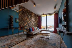 uma sala de estar com um sofá e um espelho em Mtserlebi Resort em K'vishkhet'i