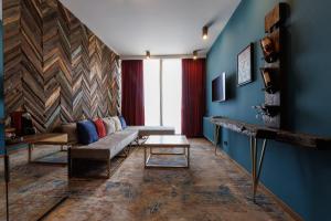 een woonkamer met een bank en een tafel bij Mtserlebi Resort in K'vishkhet'i