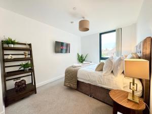 een slaapkamer met een bed en een raam bij Apartment 27 city gate York in York