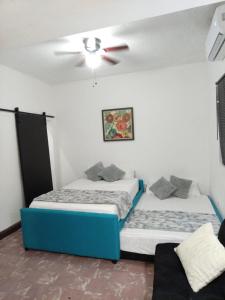 2 Betten in einem Zimmer mit Deckenventilator in der Unterkunft Confortable Loft MN 960 F Centro in Monterrey