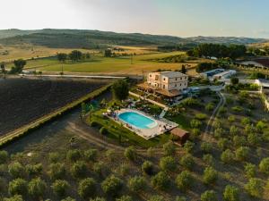 Bazén v ubytování Aruciméli Rural Resort nebo v jeho okolí