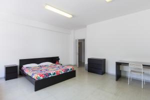 sypialnia z łóżkiem i biurkiem w obiekcie Smile4Porto Guest House w Porto