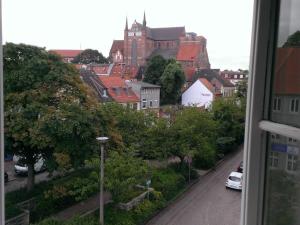 einen Blick aus dem Fenster einer Stadt mit einem Gebäude in der Unterkunft Altstadtsonne 2 - ABC35 in Wismar