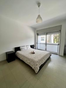 een slaapkamer met een bed met een kat erop bij Smile4Porto Guest House in Porto