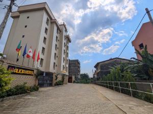 uma rua de calçada em frente a um hotel em ALICIA HOTEL em Douala