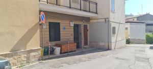 um edifício com uma placa de rua em frente em Bed and breackfast Nonna Lucia em Termoli