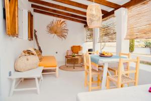 een eetkamer met een tafel en stoelen bij Stilish - Homely House #5 in Sant Ferran de Ses Roques