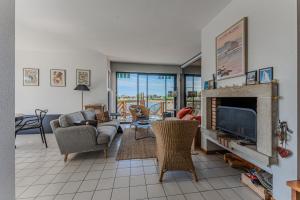 a living room with a fireplace and a television at Maison Ostrea - Gujan in Gujan-Mestras