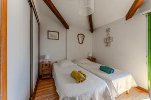 a bedroom with two beds with towels on them at Maison Ostrea - Gujan in Gujan-Mestras