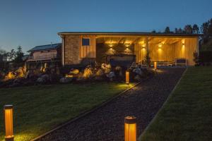 una casa con luces en el patio por la noche en Ferienhaus für 9 Personen und 1 Kind in Durbuy, Wallonie Provinz Luxeburg, en Durbuy