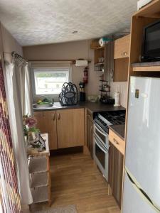 A kitchen or kitchenette at HOLIDAY PARK HOUSE